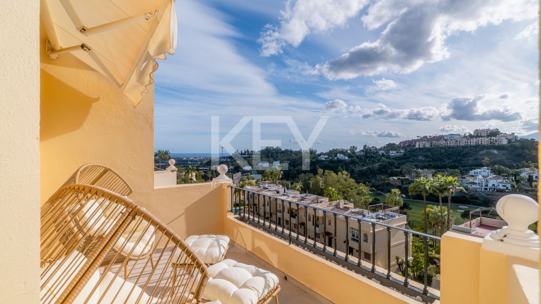 Панорамный двухуровневый пентхаус с лаунж-зоной на крыше в La Quinta Hills, Бенахавис