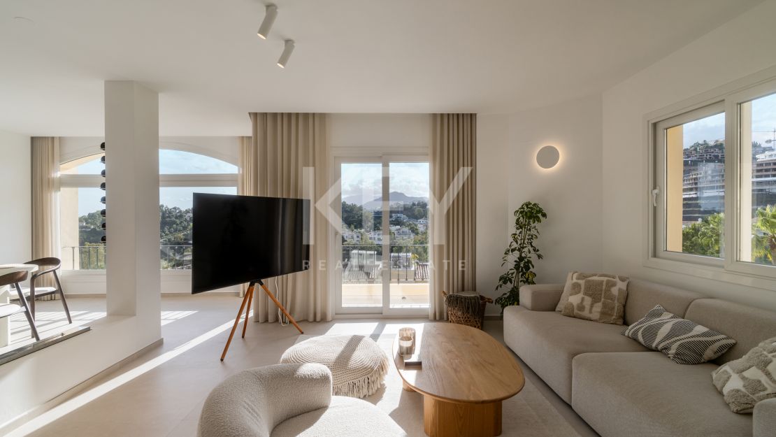 Панорамный двухуровневый пентхаус с лаунж-зоной на крыше в La Quinta Hills, Бенахавис