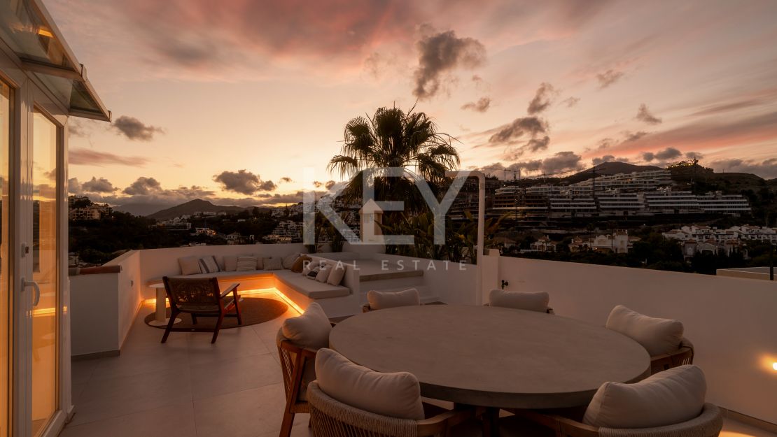 Панорамный двухуровневый пентхаус с лаунж-зоной на крыше в La Quinta Hills, Бенахавис