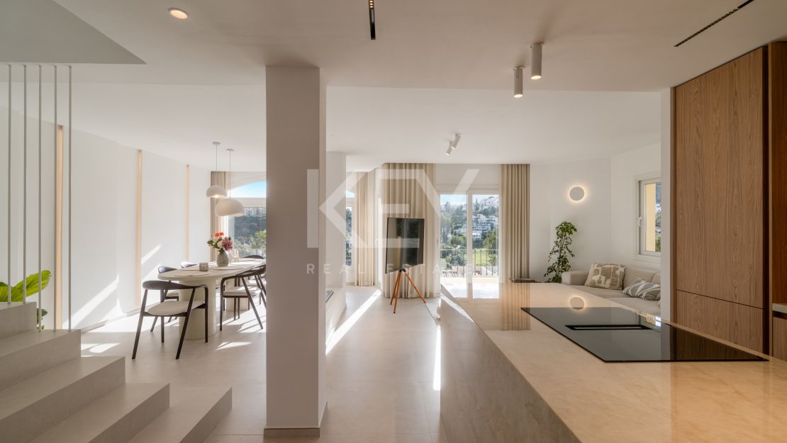 Панорамный двухуровневый пентхаус с лаунж-зоной на крыше в La Quinta Hills, Бенахавис