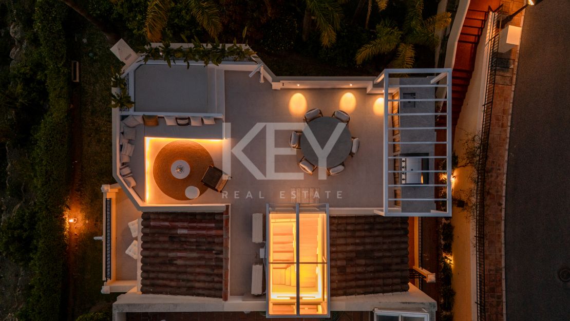 Панорамный двухуровневый пентхаус с лаунж-зоной на крыше в La Quinta Hills, Бенахавис