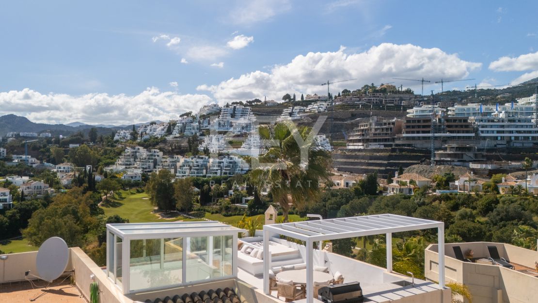 Панорамный двухуровневый пентхаус с лаунж-зоной на крыше в La Quinta Hills, Бенахавис