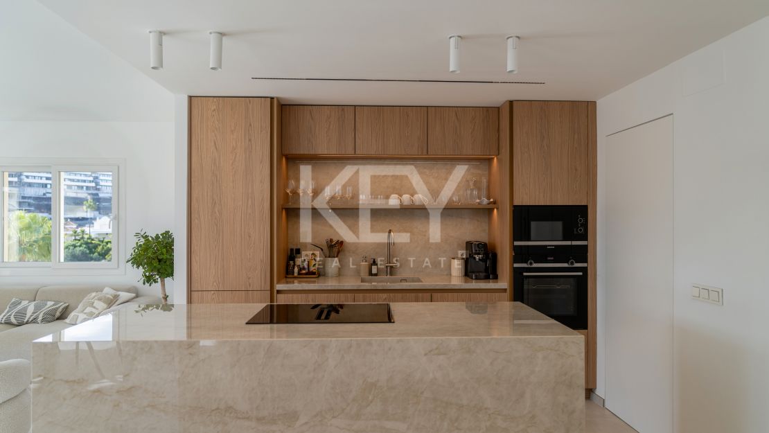 Панорамный двухуровневый пентхаус с лаунж-зоной на крыше в La Quinta Hills, Бенахавис