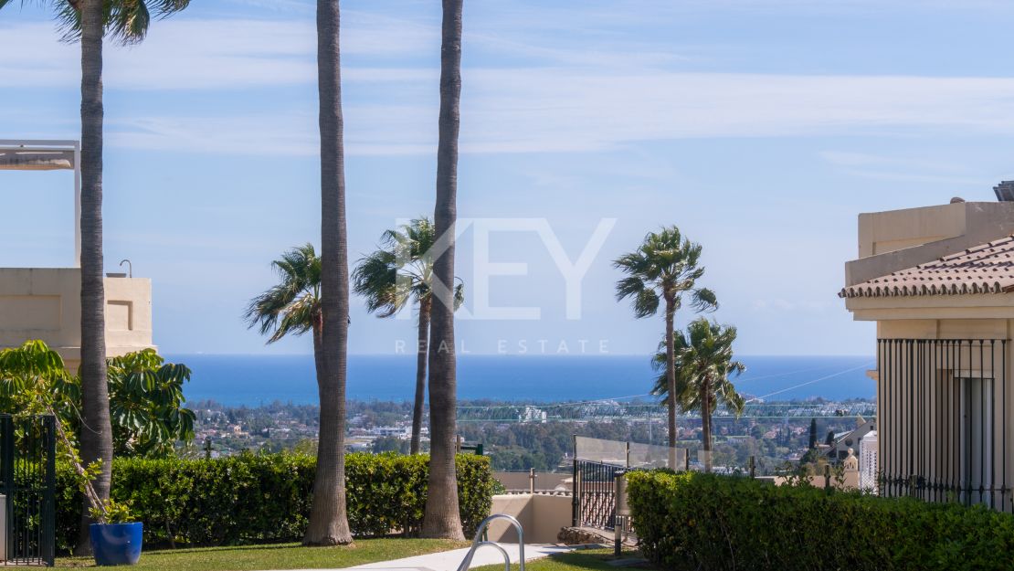 Панорамный двухуровневый пентхаус с лаунж-зоной на крыше в La Quinta Hills, Бенахавис