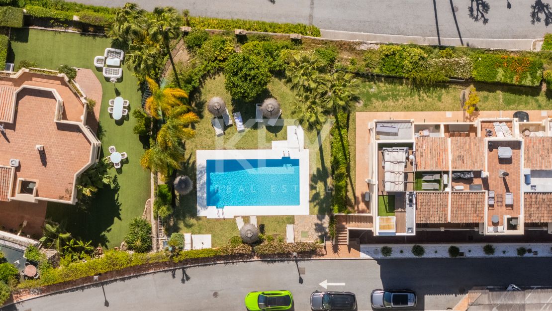 Панорамный двухуровневый пентхаус с лаунж-зоной на крыше в La Quinta Hills, Бенахавис