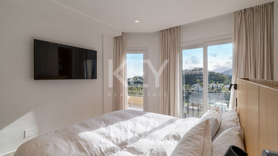 Панорамный двухуровневый пентхаус с лаунж-зоной на крыше в La Quinta Hills, Бенахавис