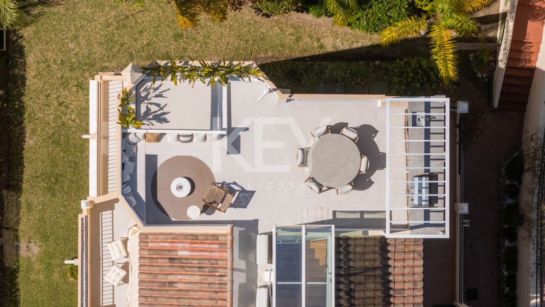 Панорамный двухуровневый пентхаус с лаунж-зоной на крыше в La Quinta Hills, Бенахавис