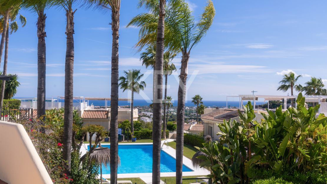 Панорамный двухуровневый пентхаус с лаунж-зоной на крыше в La Quinta Hills, Бенахавис