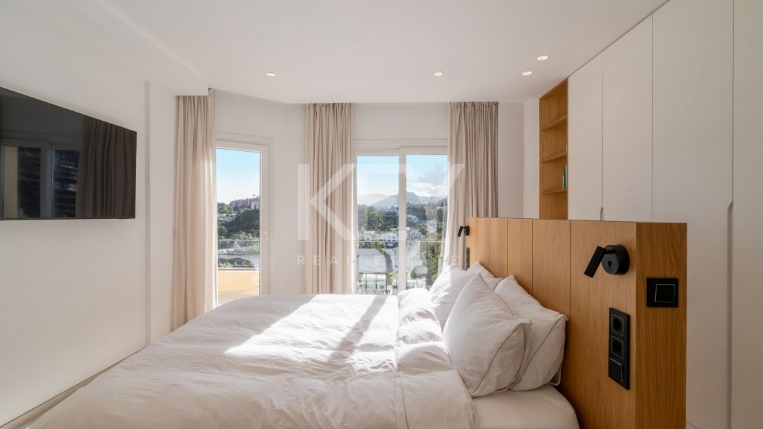 Панорамный двухуровневый пентхаус с лаунж-зоной на крыше в La Quinta Hills, Бенахавис