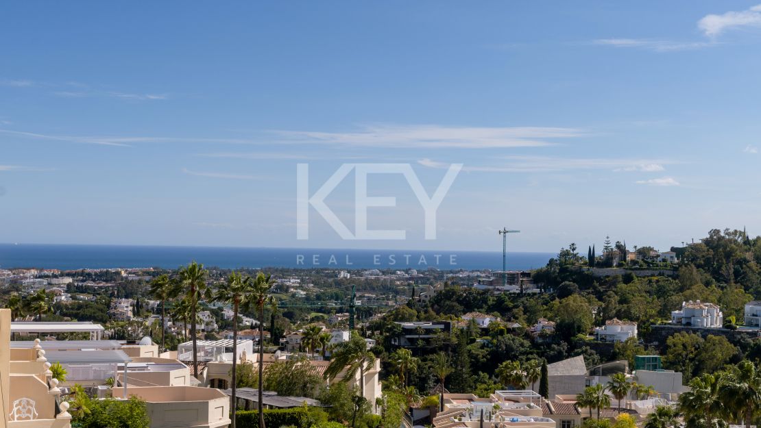 Панорамный двухуровневый пентхаус с лаунж-зоной на крыше в La Quinta Hills, Бенахавис