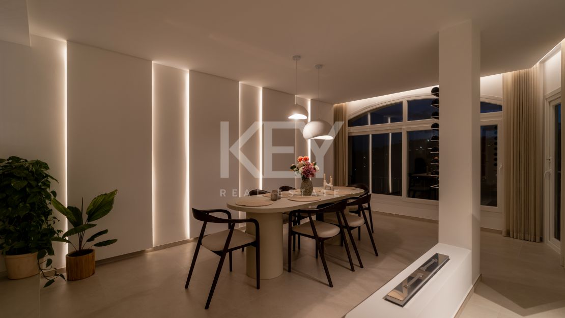 Панорамный двухуровневый пентхаус с лаунж-зоной на крыше в La Quinta Hills, Бенахавис