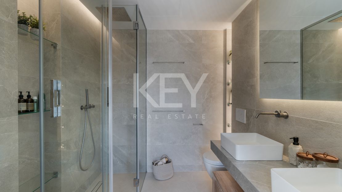 Панорамный двухуровневый пентхаус с лаунж-зоной на крыше в La Quinta Hills, Бенахавис