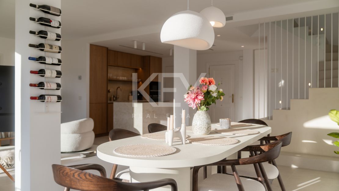 Панорамный двухуровневый пентхаус с лаунж-зоной на крыше в La Quinta Hills, Бенахавис