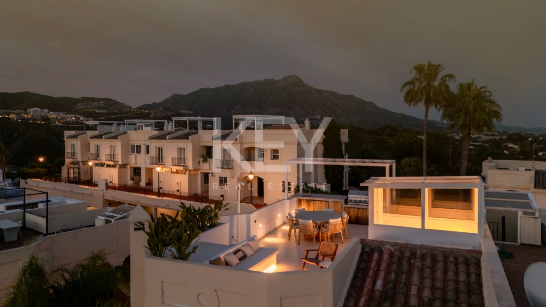 Панорамный двухуровневый пентхаус с лаунж-зоной на крыше в La Quinta Hills, Бенахавис