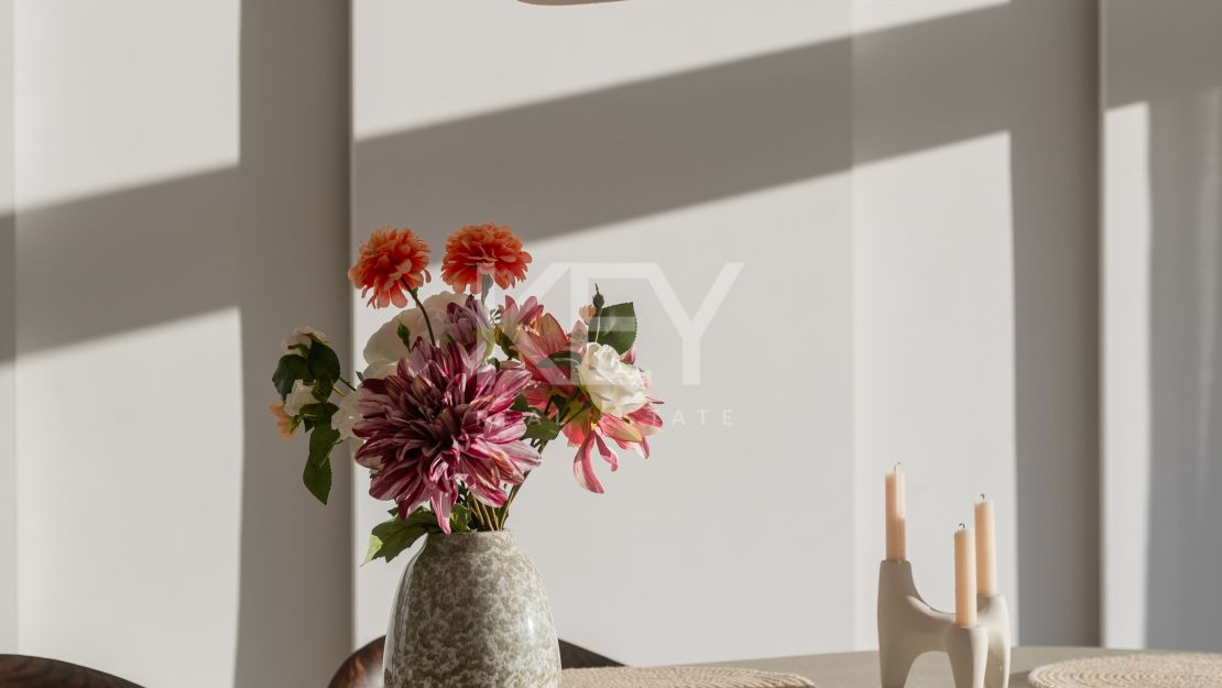 Панорамный двухуровневый пентхаус с лаунж-зоной на крыше в La Quinta Hills, Бенахавис