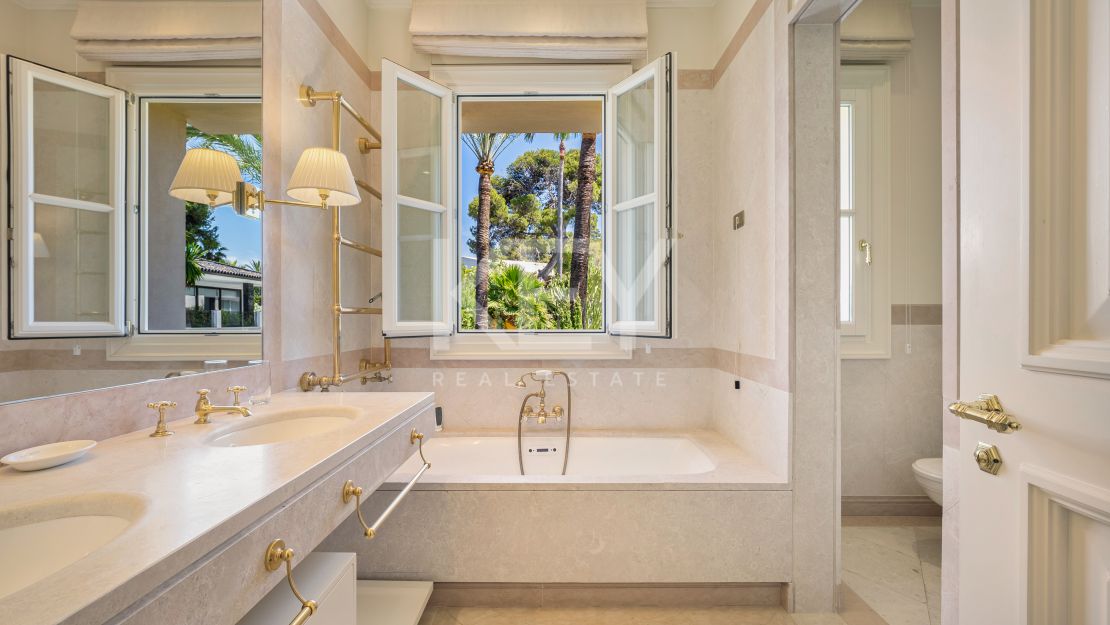 Elegant seafront residence with timeless appeal in Marbella East