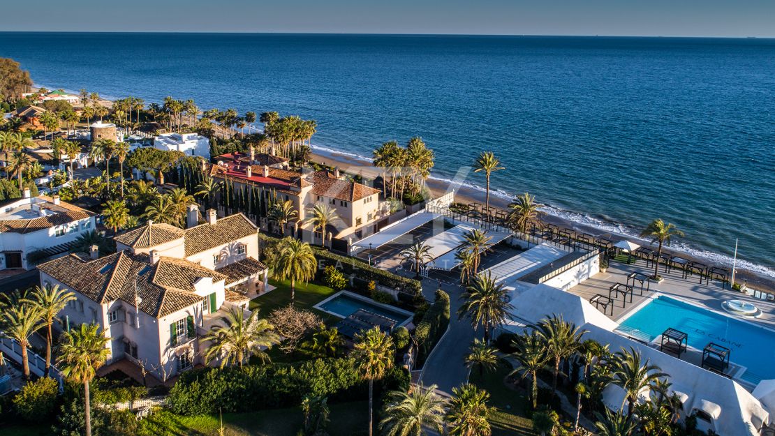 Elegant seafront residence with timeless appeal in Marbella East