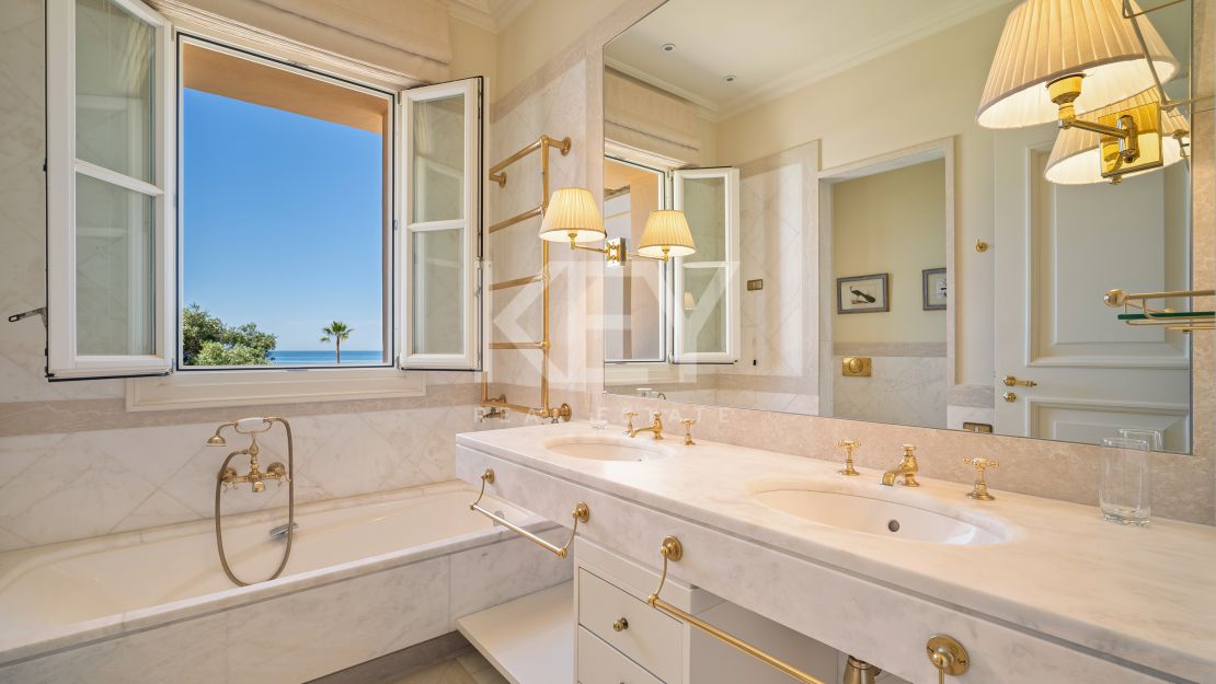 Elegant seafront residence with timeless appeal in Marbella East