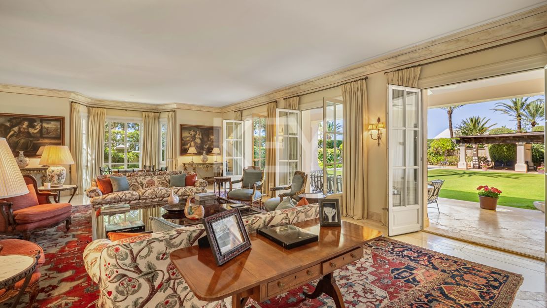 Elegant seafront residence with timeless appeal in Marbella East