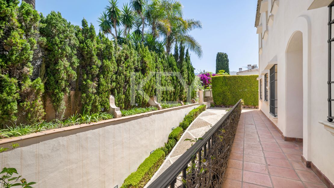 Elegant seafront residence with timeless appeal in Marbella East