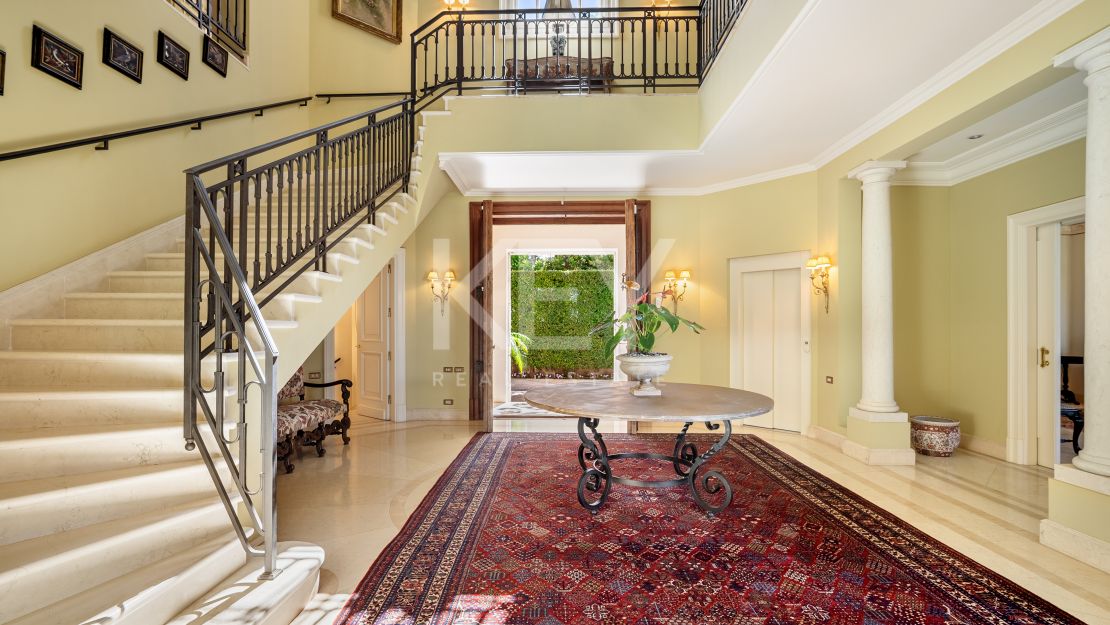 Elegant seafront residence with timeless appeal in Marbella East