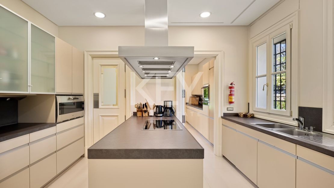 Elegant seafront residence with timeless appeal in Marbella East