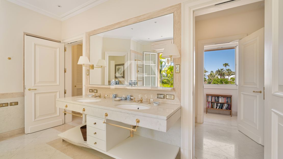 Elegant seafront residence with timeless appeal in Marbella East