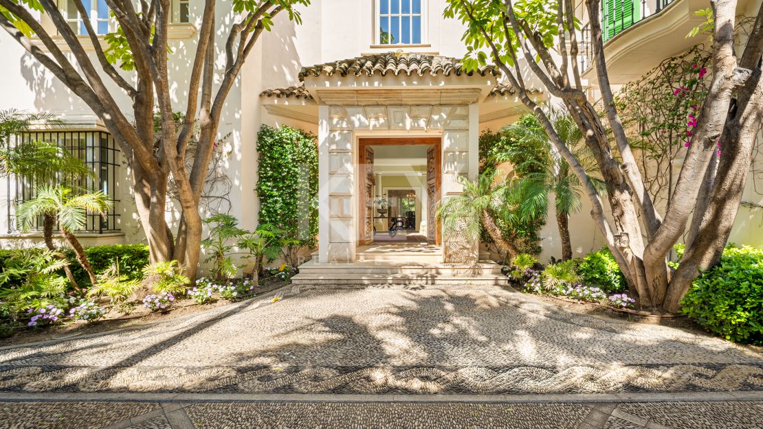 Elegant seafront residence with timeless appeal in Marbella East