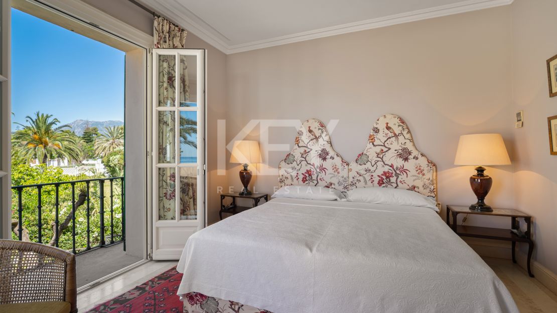 Elegant seafront residence with timeless appeal in Marbella East