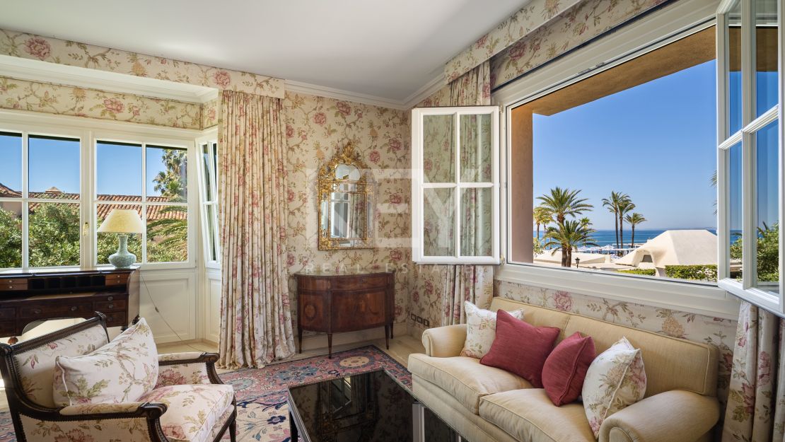 Elegant seafront residence with timeless appeal in Marbella East