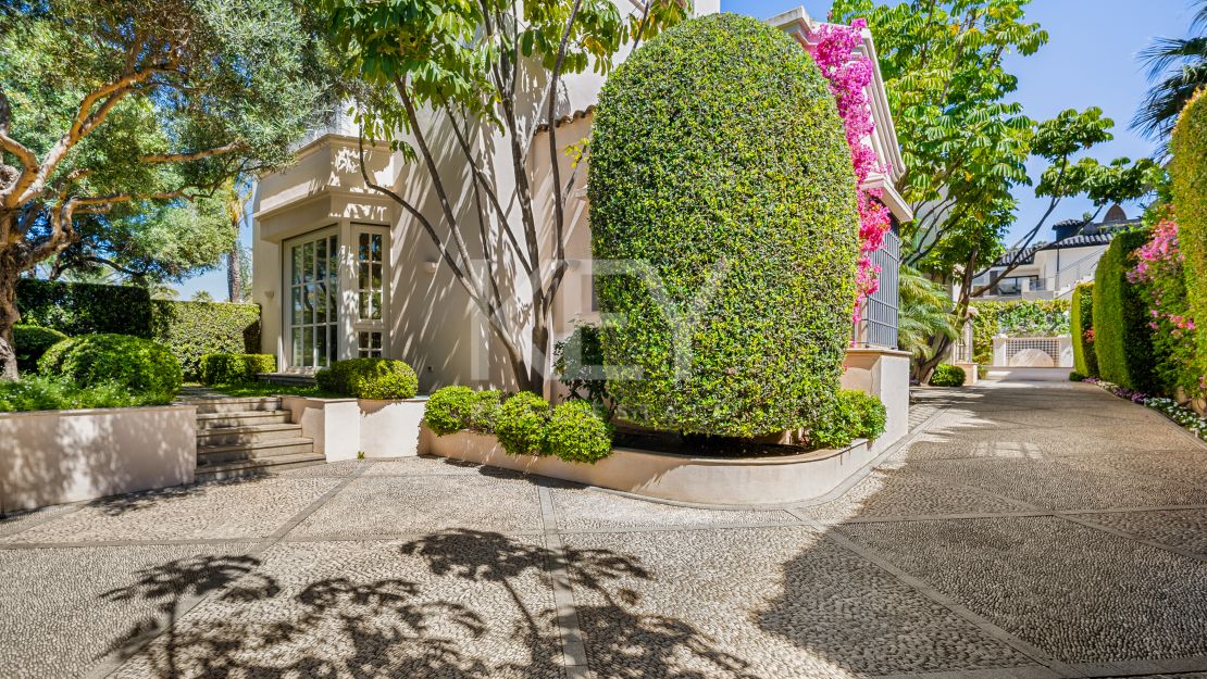 Elegant seafront residence with timeless appeal in Marbella East