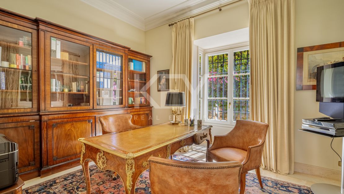 Elegant seafront residence with timeless appeal in Marbella East