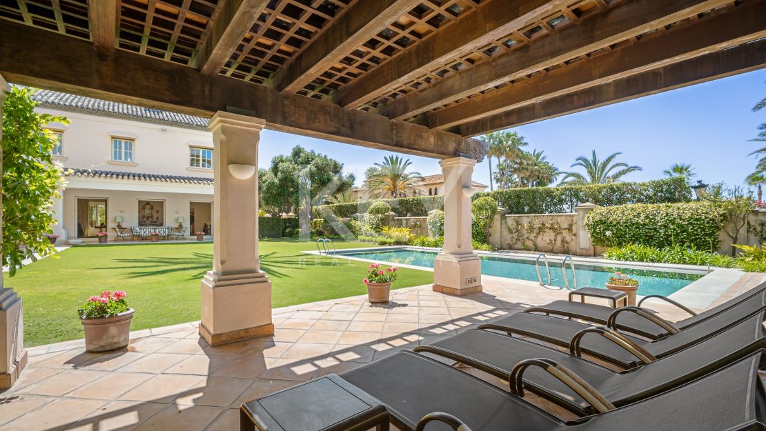 Elegant seafront residence with timeless appeal in Marbella East