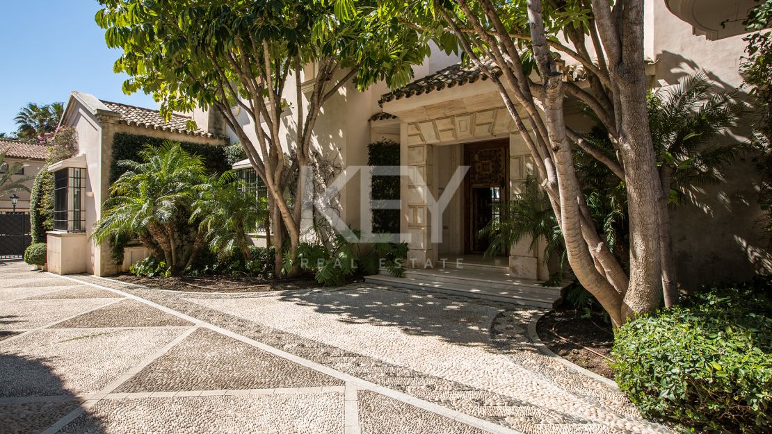 Elegant seafront residence with timeless appeal in Marbella East