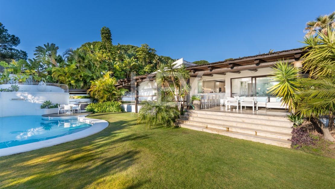 Villa de estilo tropical con dos piscinas y vistas a la montaña en Nueva Andalucía