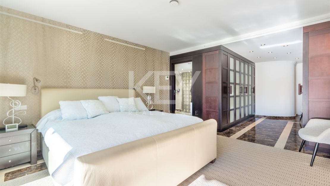 Villa de estilo tropical con dos piscinas y vistas a la montaña en Nueva Andalucía