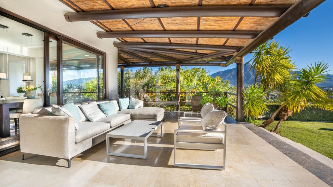 Villa de estilo tropical con dos piscinas y vistas a la montaña en Nueva Andalucía