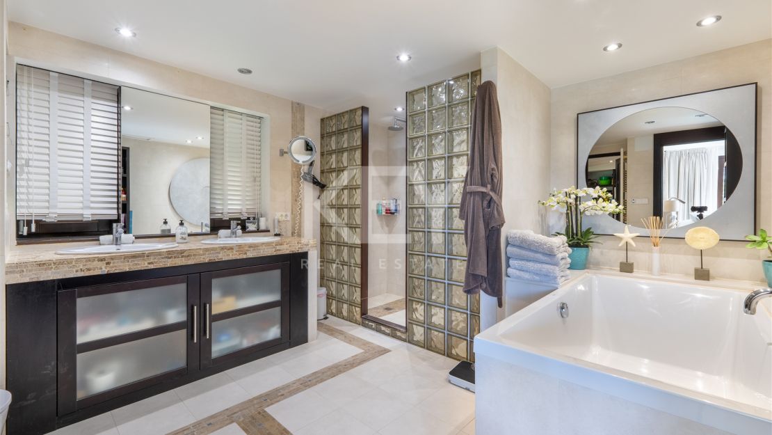 Villa de estilo tropical con dos piscinas y vistas a la montaña en Nueva Andalucía