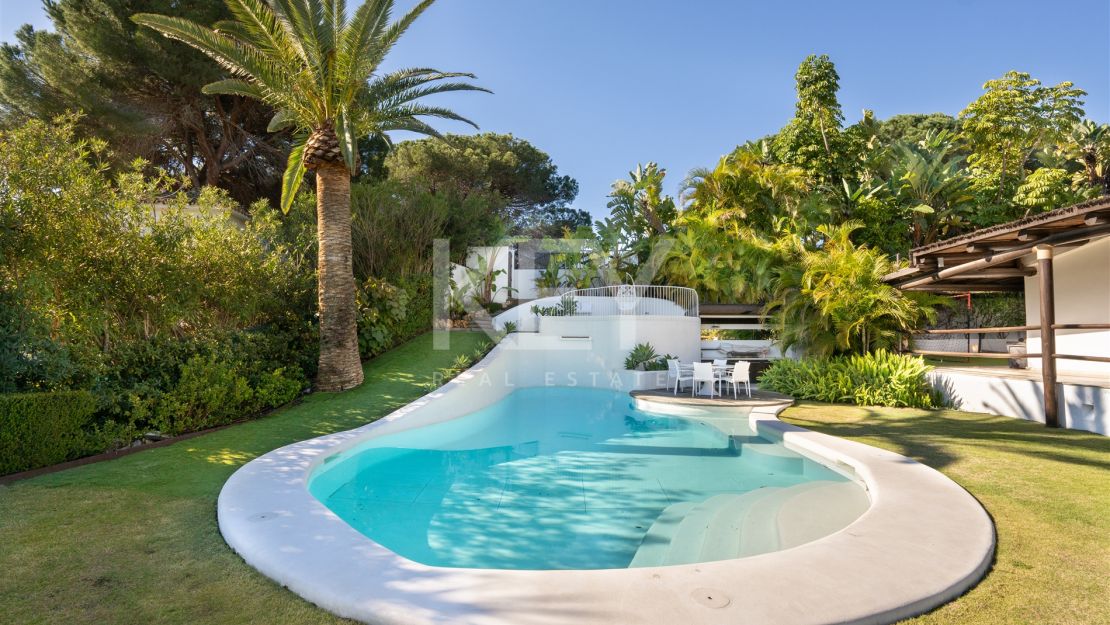 Villa de estilo tropical con dos piscinas y vistas a la montaña en Nueva Andalucía