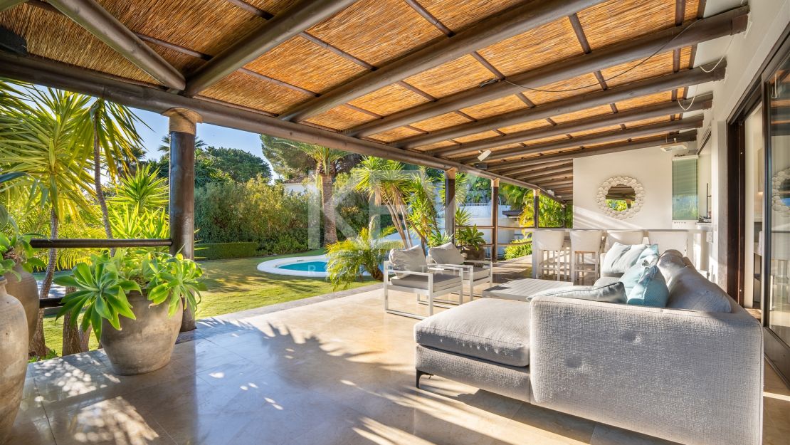 Villa de estilo tropical con dos piscinas y vistas a la montaña en Nueva Andalucía