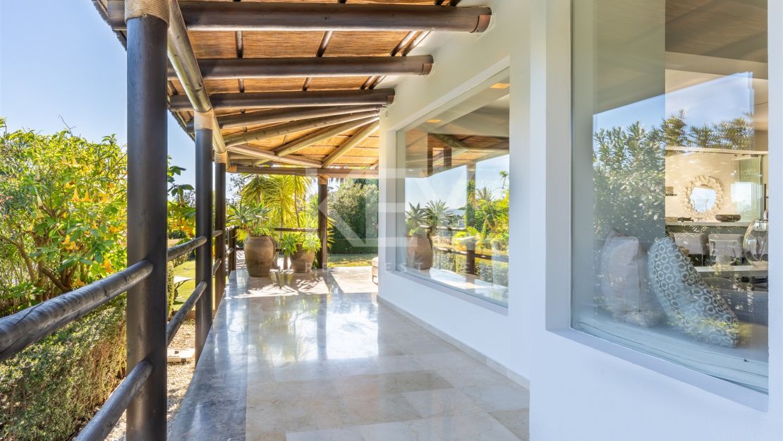 Villa de estilo tropical con dos piscinas y vistas a la montaña en Nueva Andalucía