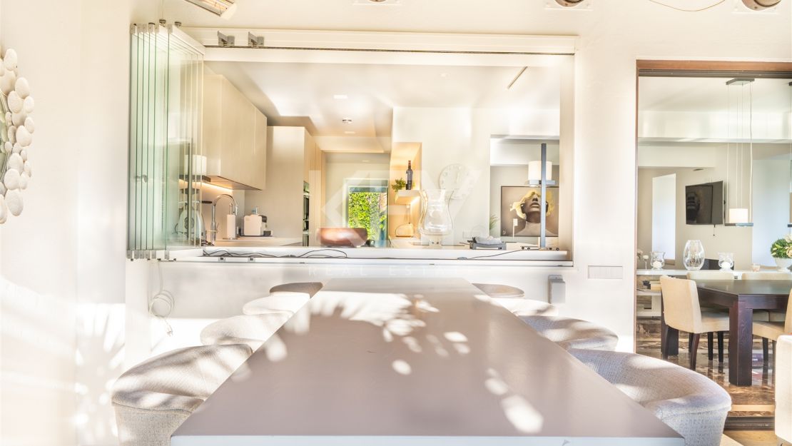 Villa de estilo tropical con dos piscinas y vistas a la montaña en Nueva Andalucía