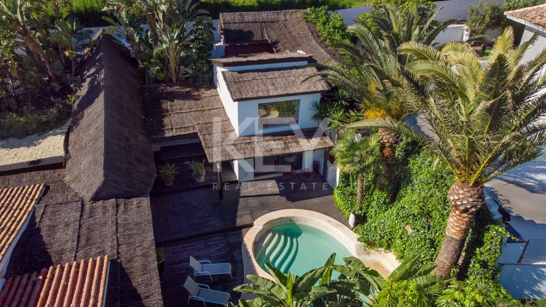 Villa de estilo tropical con dos piscinas y vistas a la montaña en Nueva Andalucía