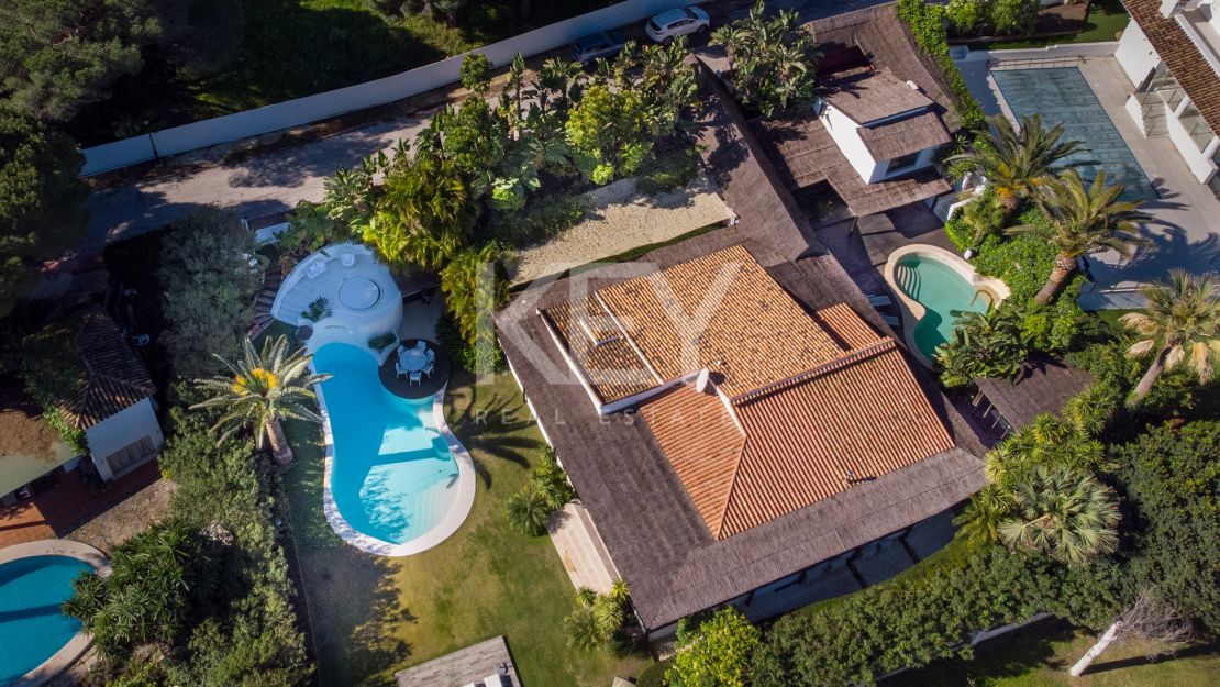 Villa de estilo tropical con dos piscinas y vistas a la montaña en Nueva Andalucía