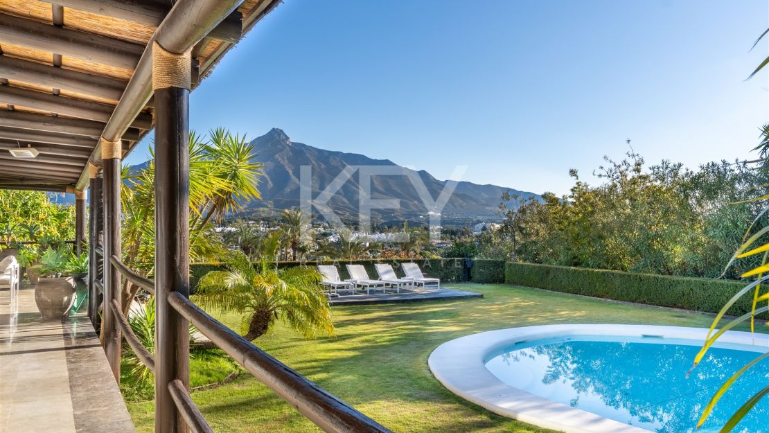 Villa de estilo tropical con dos piscinas y vistas a la montaña en Nueva Andalucía
