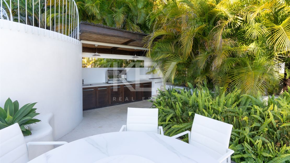 Villa de estilo tropical con dos piscinas y vistas a la montaña en Nueva Andalucía