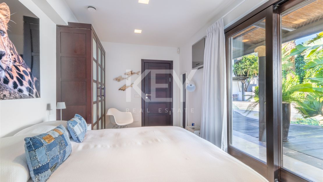 Villa de estilo tropical con dos piscinas y vistas a la montaña en Nueva Andalucía