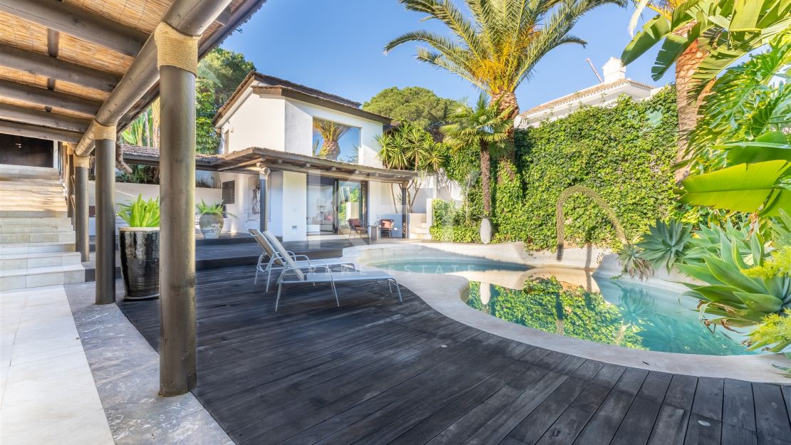 Villa de estilo tropical con dos piscinas y vistas a la montaña en Nueva Andalucía