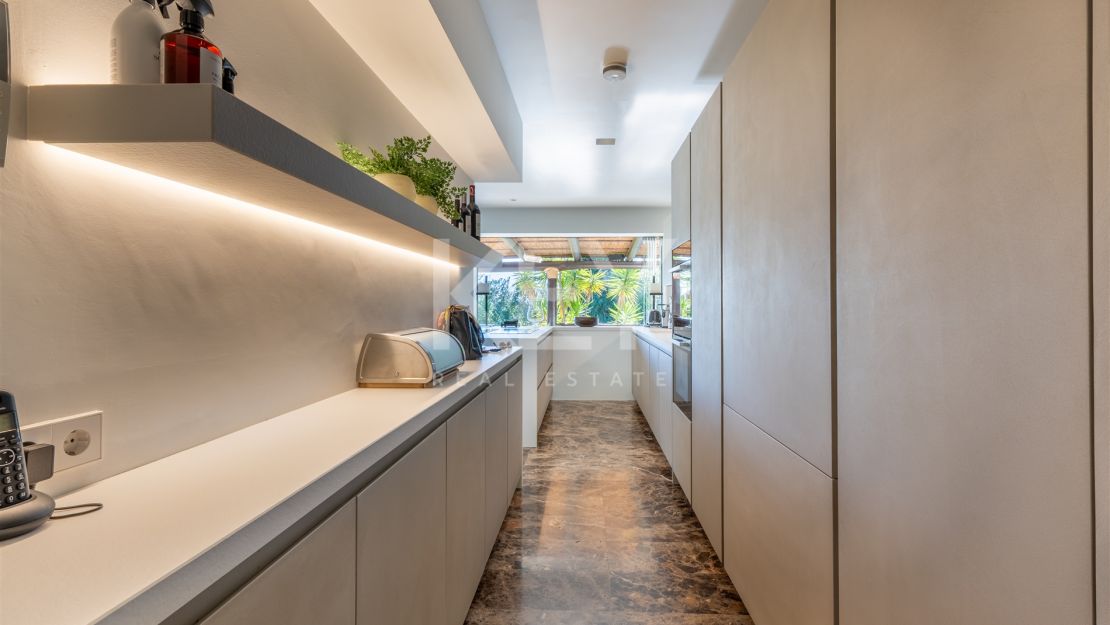 Villa de estilo tropical con dos piscinas y vistas a la montaña en Nueva Andalucía