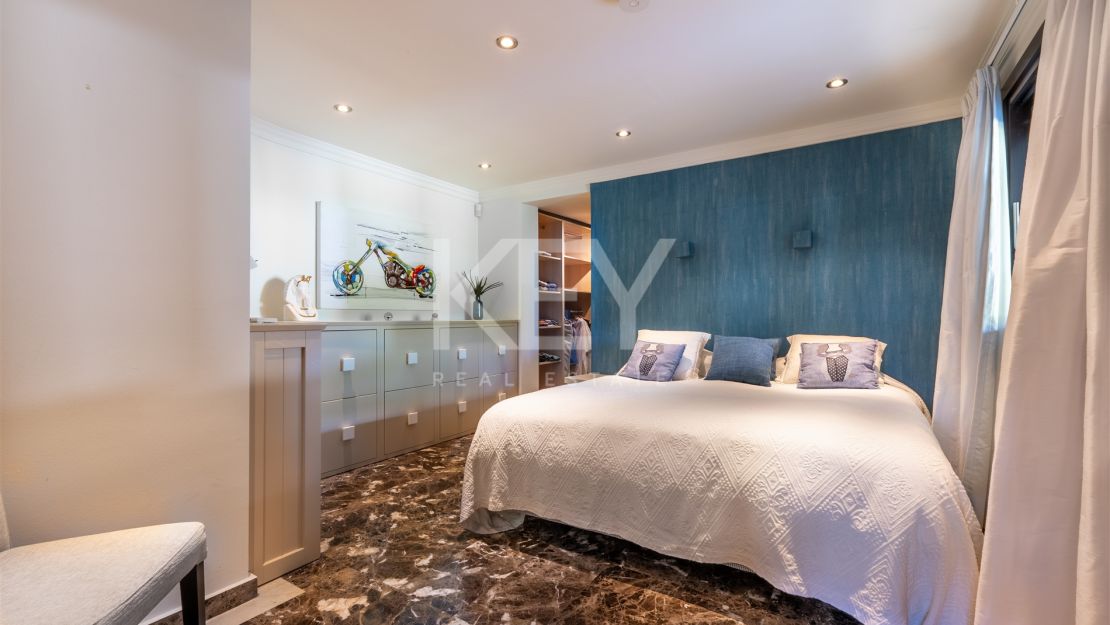 Villa de estilo tropical con dos piscinas y vistas a la montaña en Nueva Andalucía